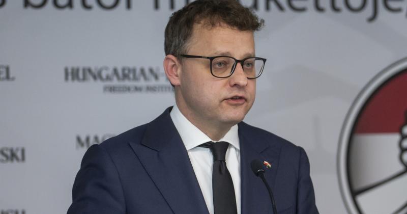 A korrupciós vádak elől Magyarországra menekült lengyel politikus beszámolt Magyar Péterről is.