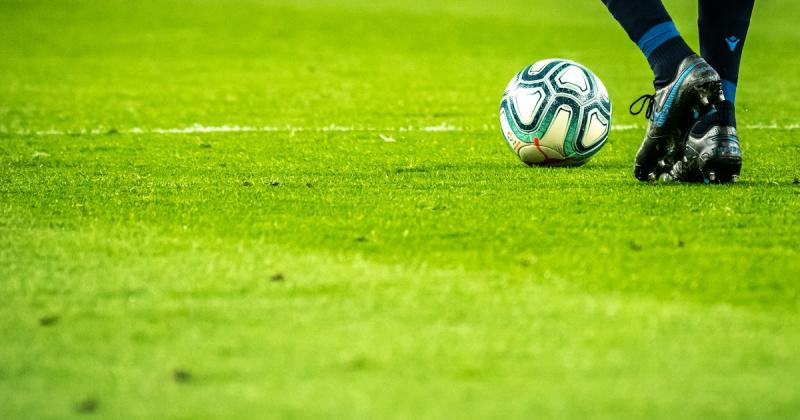 A magyar focista a próbajátékon egy váratlan meglepetéssel szembesült: rossz öltözőbe tévedett, és ennek következtében a saját csapata ellen kellett pályára lépnie. 