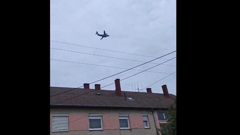 Egy lenyűgöző felvételen látható, ahogy egy katonai repülőgép alacsonyan repül a Baranya vidéke felett, szinte a fák tetejét súrolva. Az esemény izgalmat keltett a nézőkben, hiszen a gép szinte érintette a zöldellő lombkoronákat, miközben a táj csodás pan