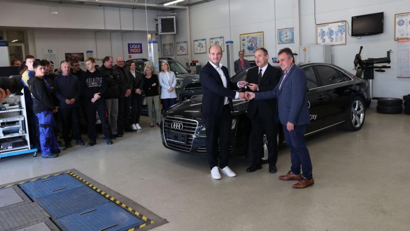 A szakmunkástanulók egy prémium kategóriás Audi volánjánál ülve tapasztalják meg a vezetés izgalmát.