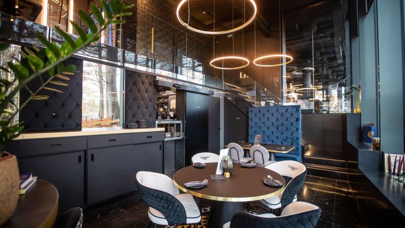 Michelin-lista: Újra a legjobbak között a Békés vármegyei bisztró

A Békés vármegyei bisztró ismételten elnyerte a Michelin-listán való helyét, ezzel bizonyítva gasztronómiai kiválóságát. Az étterem kreatív ételei és elkötelezett csapata újra felhívta mag