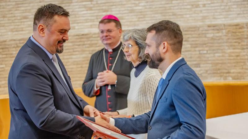 A fiatalokat arra ösztönzik, hogy érzékenyebbek legyenek a jótékonyság és a közösségi szolgálat iránt.