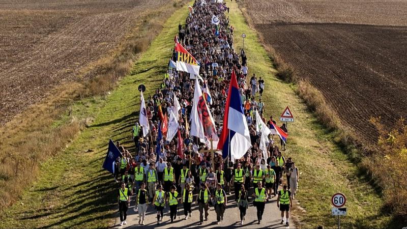 Tízezrek vonultak fel Újvidéken a tragédia évfordulóján, hogy kifejezzék elégedetlenségüket a szerb kormány intézkedéseivel szemben. A résztvevők szenvedélyes felszólalásokkal és transzparensekkel hirdették követeléseiket, miközben megemlékeztek az esemén