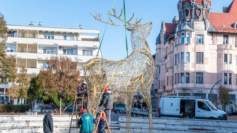 Az óriási csodaszarvas mostantól Szeged városának fenséges látványossága! A különleges lény megérkezése igazi varázslatot hozott a város életébe, és sokak figyelmét felkeltette. A Szegedre érkező csodaszarvas nem csupán egy szimbólum, hanem a helyi kultúr