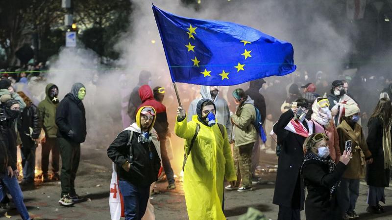 A grúz fővárosban továbbra is folytatódnak a demonstrációk, amelyek a lakosság feszültségeit és követeléseit tükrözik.