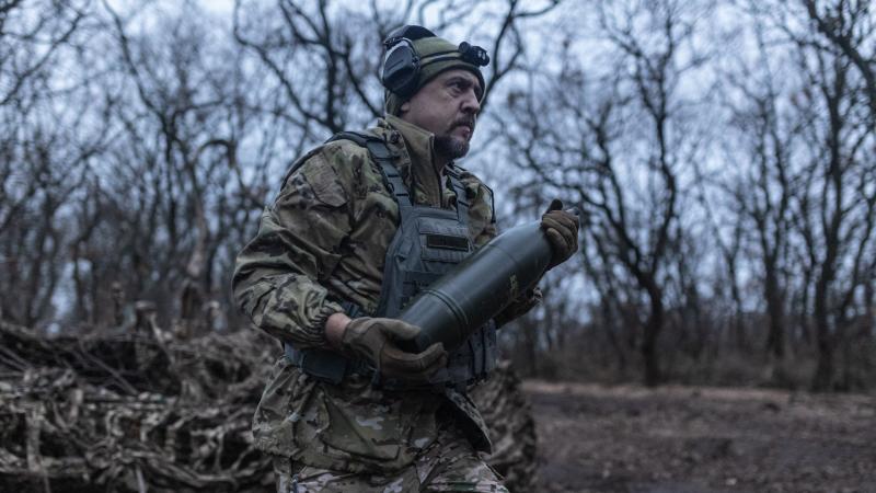 Az ukrán hadsereg egy kritikus helyzetben áll az egyik szektorban, ahol a totális összeomlás veszélye fenyeget. Az orosz erők körbezárásával szembesülnek, ami komoly kihívások elé állítja a védelmet.