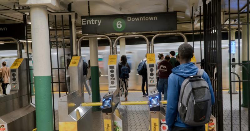 Súlyos eset történt a metrón: egy férfi lángra lobbantott egy nőt, majd nyugodtan letelepedett egy padra.