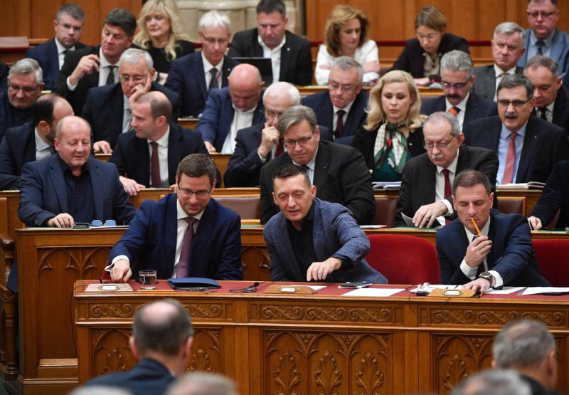 Rogán, Kubatov és Hadházy idén mindhárom politikai szereplő csendben maradt a Parlament falai között.