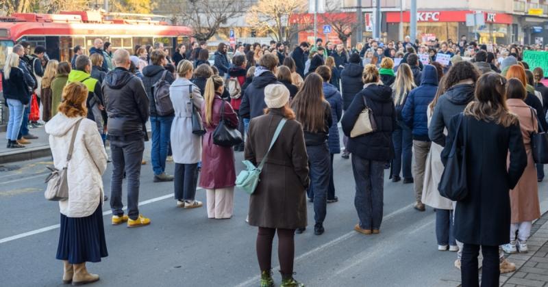 A szerb egyetemeken pezsgő élet zajlik, hiszen egy igazi bál veszi kezdetét! A diákok és oktatók egyaránt ünneplik a tudományos eredményeket és a közösségi összetartozást. Az események színes programokkal, kulturális előadásokkal és baráti találkozókkal t