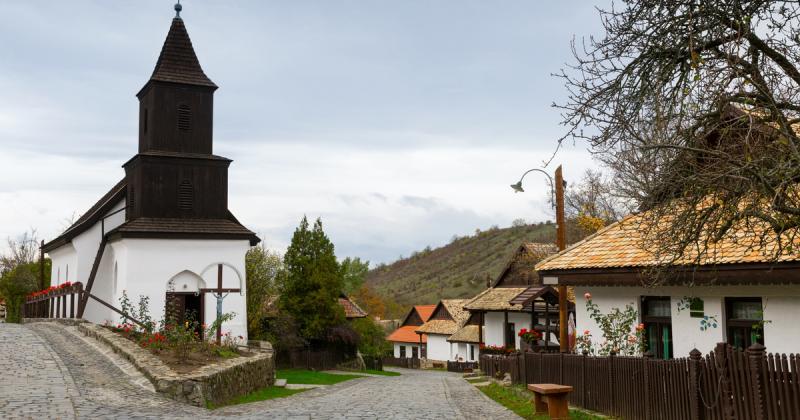 Fedezd fel a varázslatos Magyarország rejtett gyöngyszemeit! Íme 7 elbűvölő zsákfalu, melyek egyedi hangulattal és páratlan szépséggel várják a látogatókat. Ezek a települések nemcsak a szemet gyönyörködtetik, hanem a léleknek is felejthetetlen élményeket