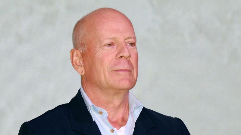 Bruce Willis először lépett a nyilvánosság elé demenciadiagnózisa óta, és a nézők számára izgalmas pillanatokat hozott. A legendás színész megjelenése sokak szívét megdobogtatta, és a közönség számára is különleges élmény volt látni őt a kamera előtt. A v