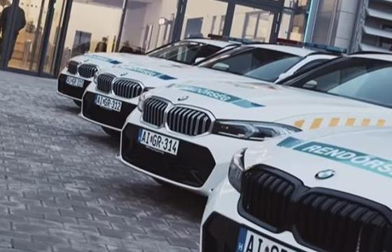 Máris összetört egy vadonatúj rendőrségi BMW Debrecen szívében.