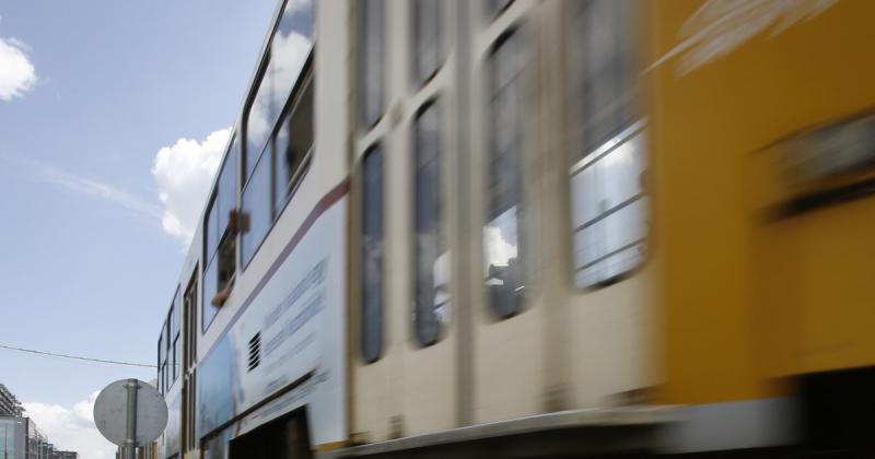 Újbudán súlyos baleset következett be, aminek következtében több villamosjárat leállt.