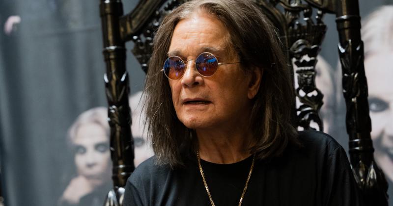 Ozzy Osbourne állapota továbbra is aggasztó, mivel a Parkinson-kórban szenvedő rocksztár már járni sem képes. A legfrissebb hírek új részleteket tártak fel a legendás zenész nehézségeiről, amelyeket a betegség okoz. Az ikonikus előadó életének ezen szakas