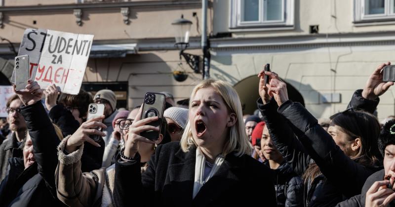 Tüntetések robbantak ki a szerb kormány ellen az újvidéki tragédia következtében. Az emberek az utcára vonultak, hogy kifejezzék felháborodásukat és kérdéseiket a tragikus esemény körülményeivel kapcsolatban. A demonstrálók követelik a felelősségre vonást