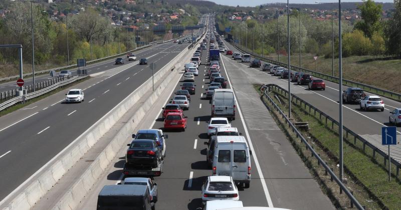 Figyelem, autósok! Hosszú várakozás vár rátok az M3-as bevezető szakaszán, ahol kígyózó sorok alakultak ki. Készülj fel a türelempróbára!