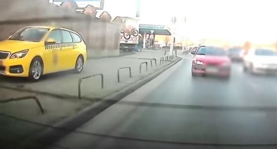 Ez a budapesti taxis a Könyves Kálmán körúton a járdát használja a negyedik sávjaként - nézd meg a videót!