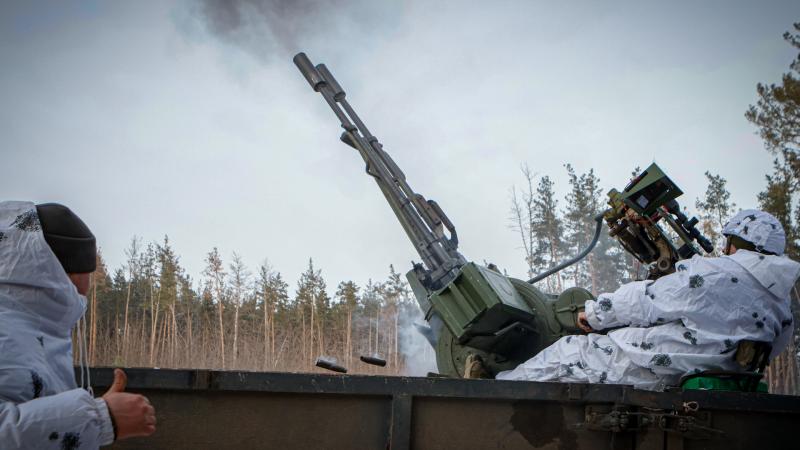 Párizs aggodalmát fejezte ki a NATO-ellenes támadások lehetősége miatt, ami Európa magára hagyását eredményezheti. Vasárnapi híreink között a háborús események és a fokozódó feszültségek állnak a középpontban.