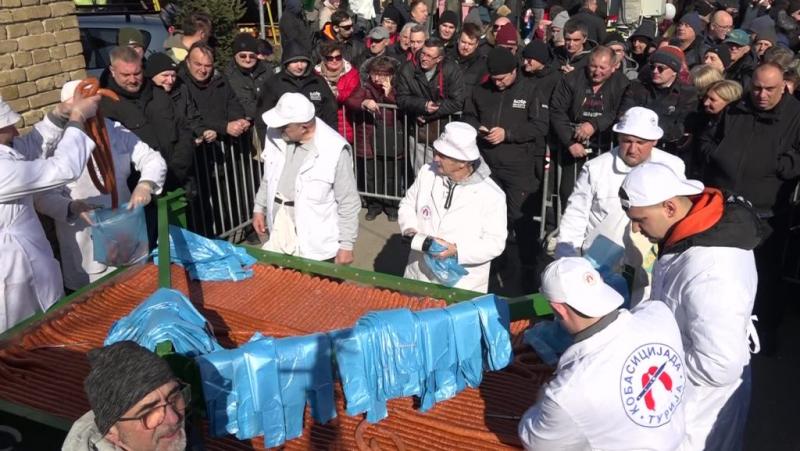 Egy falusi rendezvény keretein belül elkészült egy lenyűgöző, több mint 2 kilométer hosszú óriáskolbász, amely mindenkit lenyűgözött. Az esemény során a helyi közösség összefogott, hogy megalkossák ezt a különleges ínycsiklandó alkotást, amely nemcsak a h