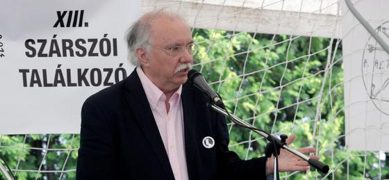 Farkasházy Tivadar a felesége otthonápolásáról így vélekedik: Amikor ritkán megajándékoz egy mosollyal, az minden szenvedést és fáradtságot feledtet velem.
