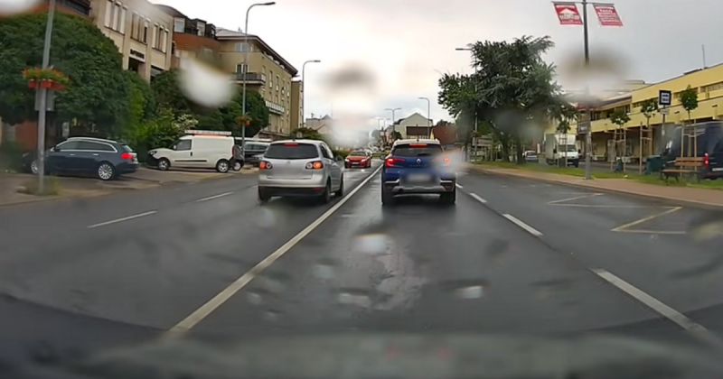 A tragédia kikerülése hajszálon múlott: egy záróvonalon áthajtó gépjármű kényszerítette le a BMW-t a padkára.