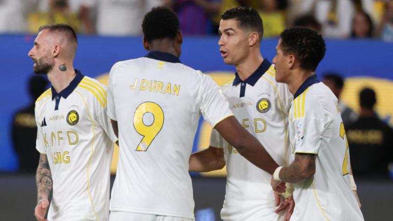 Cristiano Ronaldo a szezon utolsó bajnokiján ismét megvillan, és gyönyörű gólt szerzett, amely nemcsak a mérkőzés kimenetelét befolyásolta, hanem a szurkolók szívét is megdobogtatta. A labda átsuhant a védők között, és Ronaldo precíz lövése a hálóban land
