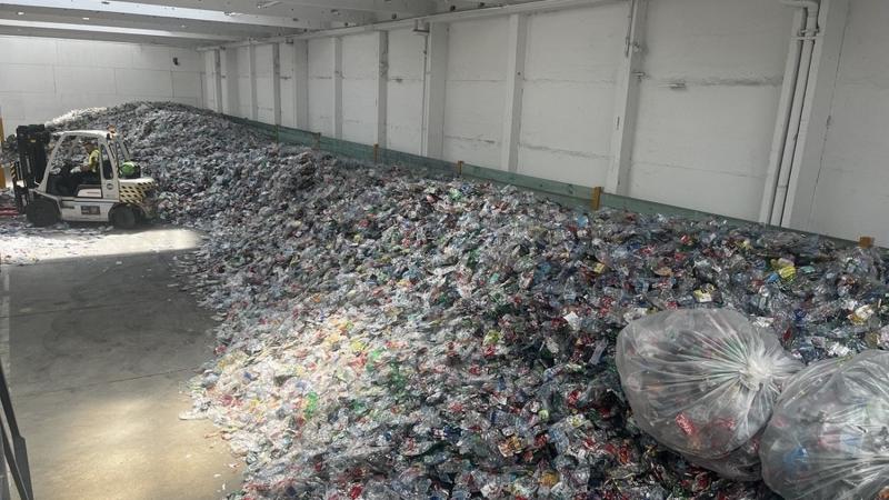 Átadták a legújabb hazai üzemet, amely a visszaváltott palackok és dobozok feldolgozására specializálódott, ezzel új fejezetet nyitva a környezetbarát hulladékkezelés terén.