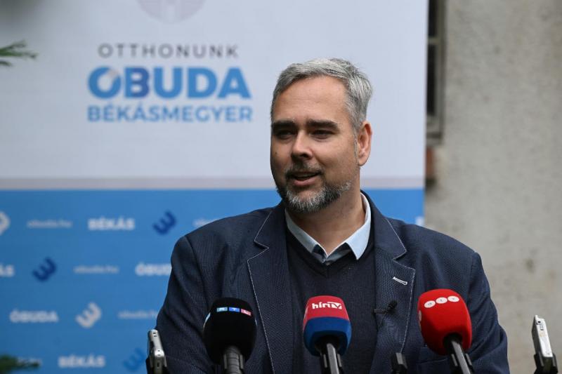 Kiss László, Óbuda polgármestere így fogalmazott: „Nincs semmi indokom arra, hogy lemondjak, ez egyszerűen teljesen ostobaság lenne.”