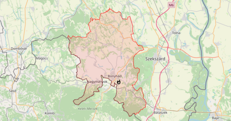 Hatszáz négyzetméternyi területen lángol a szemét egy Tolna megyei hulladéklerakóban.