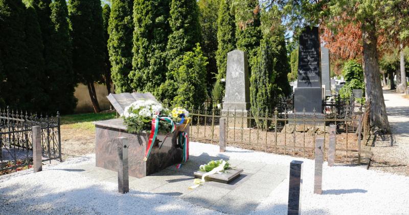 A kispadon dőlt el, és többé már nem nyitotta ki a szemét – ötvenezren voltak tanúi annak a szívszorító pillanatnak, amikor az edző végleg búcsút intett az életnek.