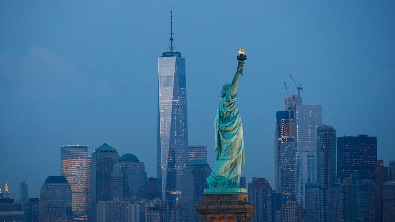 Tudtad, hogy miért nevezik New Yorkot Nagy Almának, mikor valójában semmi köze az almához? Ez a név egy érdekes történet mögött rejtőzik, amely a város gazdag kultúrájára és pezsgő életére utal. Az elnevezés nem a gyümölcs formájából ered, hanem inkább a 