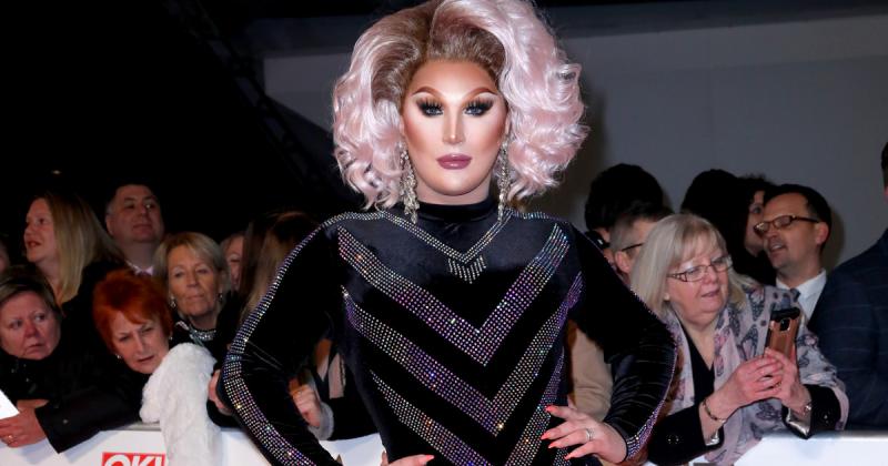 Felfedték, mi állt a világhírű drag queen tragikus halála mögött.