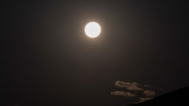 A Hold ma éjjelen különleges fényben tündököl - Július 10-én egy varázslatos látványban lesz részed az égen, érkezik a Buck Moon! 🌕✨