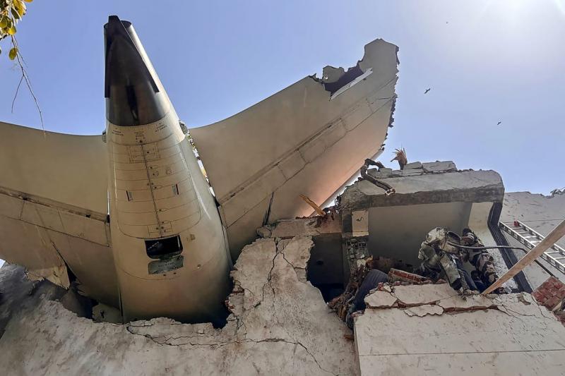 Az Air India légitársaság egyik pilótája kíváncsian fordult a másikhoz, hogy megtudja, miért döntött úgy, hogy leállítja az üzemanyag-adagolót.