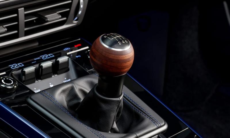 Képzeld el, hogy egy kézi váltós Porsche volánja mögött ülsz, és minden egyes sebességváltásnál érezheted a motor pulzálását. Az új Porsche nem csupán egy autó, hanem egy igazi élménybomba, amely a vezetés szenvedélyét hozza el számodra. De vajon milyen k