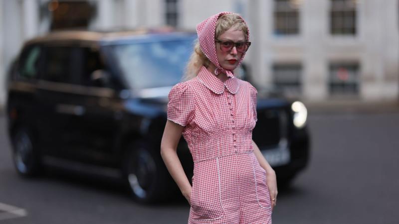 2025 nyarán a divat világába belép a gingham minta, mint a szezon uralkodó trendje. Ez a klasszikus kockás minta nemcsak nosztalgikus hangulatot áraszt, hanem sokoldalúságának köszönhetően számos stílusban megjelenik. Íme néhány hasznos tipp, hogyan visel