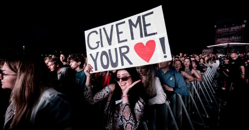 John Newman valami különlegessel lepte meg a Campus Fesztivál közönségét, amelynek hatására Debrecen szívcsakrája szinte vibrálni kezdett.