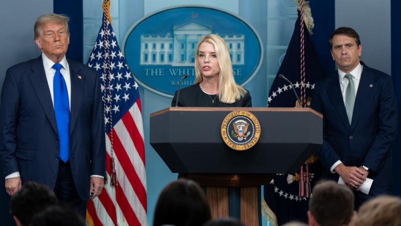 Fokozódik a politikai zűrzavar Washingtonban: egy belsős informátor szerint Trump is érintett azokban a vitatott iratokban, amelyek hatalmas felháborodást keltettek.