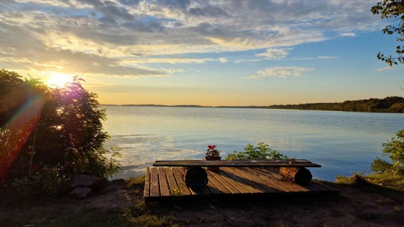A Tisza-tó partján rendezik meg a Magyar Tavak Fesztiválját, ahol a víz és a természet csodái találkoznak. Ezen a különleges eseményen a látogatók felfedezhetik a hazai tavak gazdag kulturális örökségét, ízletes helyi ételeket kóstolhatnak, és részt vehet