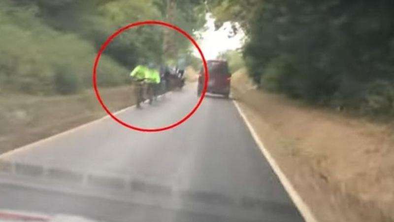 Furgonos menekült a rendőrök elől a kerékpárúton – nézd meg a videót! Jogosítvány nélkül próbálta elkerülni a hatóságokat.