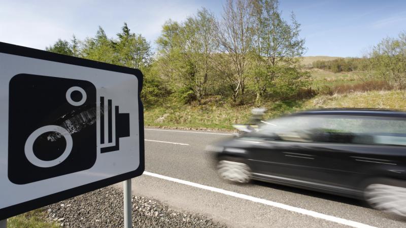 Új korszak veszi kezdetét a budapesti agglomerációban: a gyorshajtásra nem lesz többé lehetőség, ugyanis egy újabb nagyvárosban telepítik fel az állandó traffipaxokat. Mostantól a sebességhatárok betartása nem csupán ajánlott, hanem elkerülhetetlen lesz!