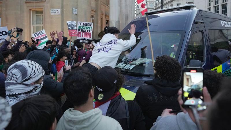 A brit belügyminiszter új hatásköröket kíván biztosítani a rendőrség számára, hogy hatékonyabban tudják kezelni a palesztinbarát demonstrációkat.