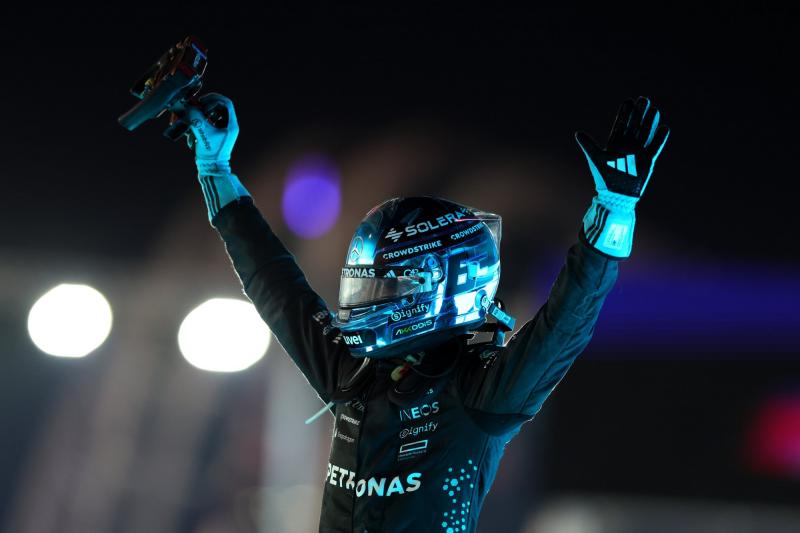 Russell diadalmasan zárta le a McLaren keserédes címvédését a Szingapúri Nagydíjon.