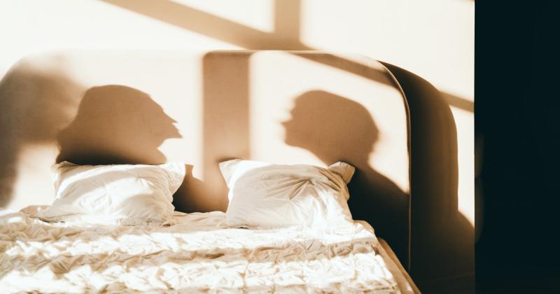 Mi történik veled, ha hosszú időn keresztül távol maradsz a szexuális élettől? Az ilyen időszakok különféle fizikai és érzelmi hatásokat hozhatnak magukkal. Előfordulhat, hogy a libidód csökken, hiszen a rendszeres szexuális aktivitás hozzájárul a hormoná