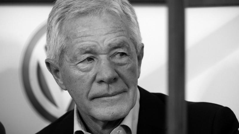 Mezey György, a magyar labdarúgás egyik meghatározó alakja, aki hosszú éveken át vezette a nemzeti csapatot, elhunyt. A sportág iránti szenvedélye és elhivatottsága örökre emlékezetes marad, hiszen sok fiatal tehetséget indított el a pályán. Az ő irányítá