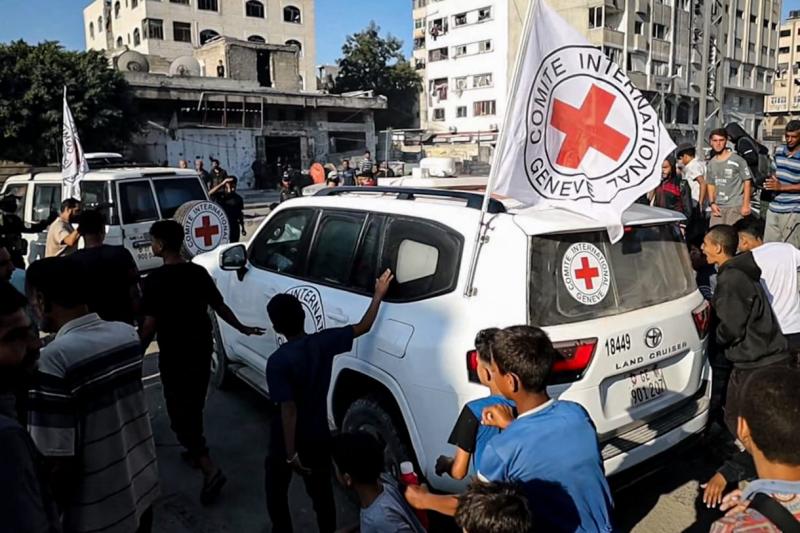 Miniszterelnöki üdvözlet kíséretében laptop és telefon várja a hazaérkező izraeli túszokat.