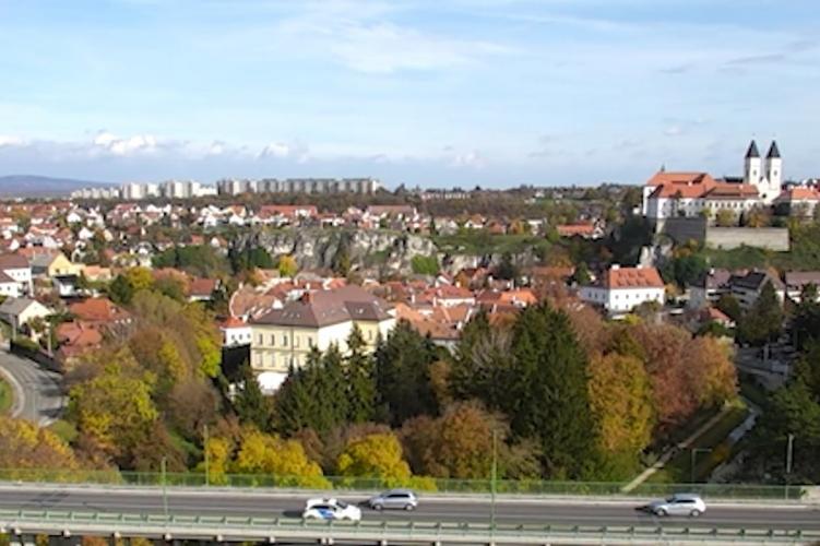 A férfi egy kés fénye alatt állt, szemeiben sötét szándékok csillogtak, miközben megfenyegette a körülötte lévőket.