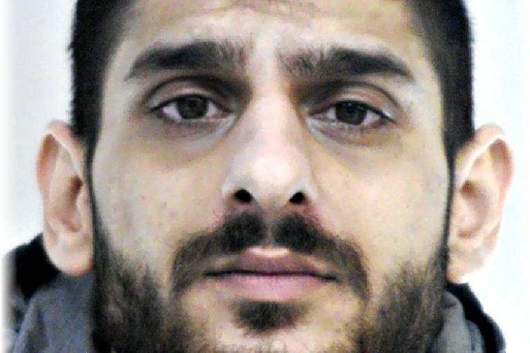 Kérjük, jelezze, ha felismeri a képen szereplő urat!