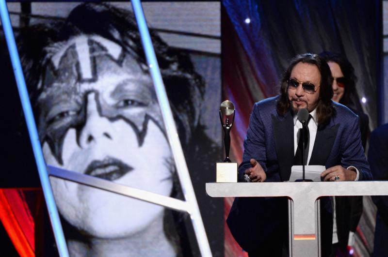 Sajnos érkezett a hír, hogy Ace Frehley, a legendás Kiss gitárosának életútja véget ért. Az ő karakteres játéka és stílusa nemcsak a rockzene világát formálta, hanem generációkat inspirált. Ace zenei öröksége örökre velünk marad, és emlékét mindig megőriz