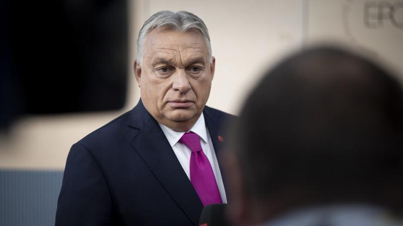 Hamarosan elhangzik Orbán Viktor szava, és a figyelem középpontjába kerül.